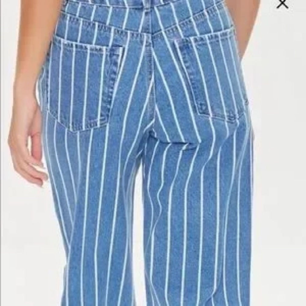 Forever 21 90’s fit Striped Blue Women's Jeans
Size 28 - Picture 2 of 9